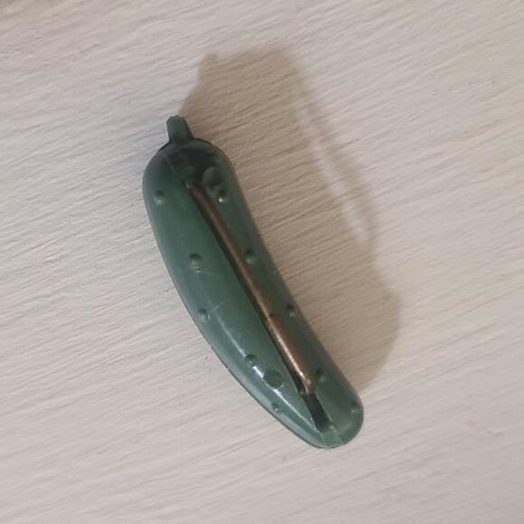 Heinz Dill Sweet Pickle Vintage Lapel Pin - Green Cucumber Condiment Logo Pin - Picture 3 of 4